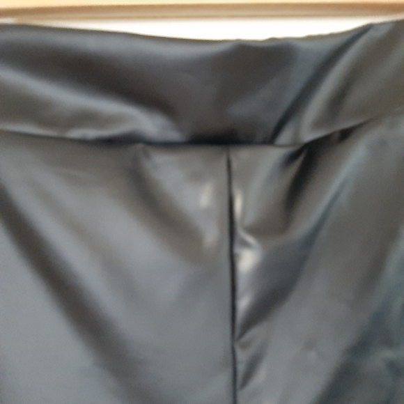 Shein faux leather leggings - Picture 5 of 7